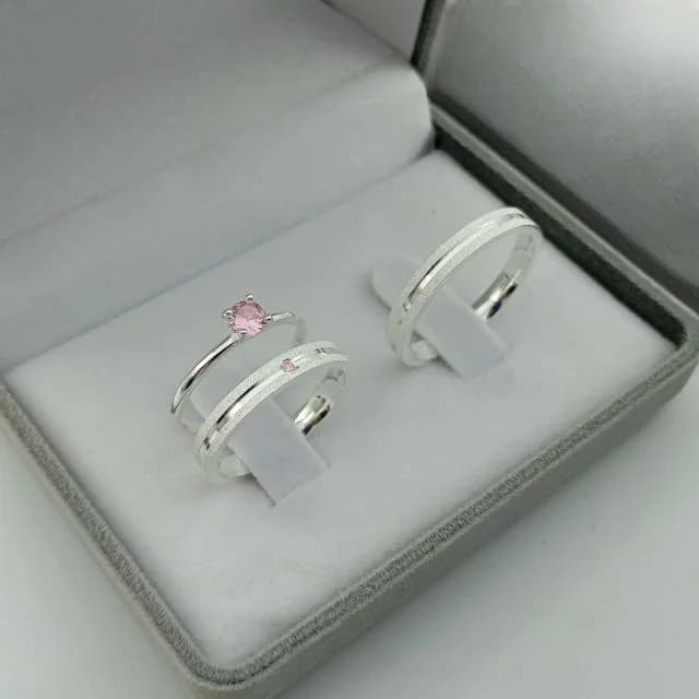 ✨ Aliança Diamantada com Risco Central e Pedra Rosa – 3mm ✨